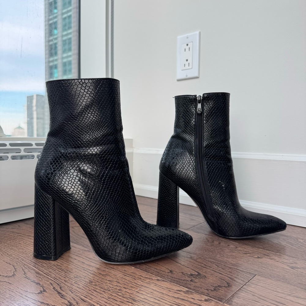 Snakeskin high heels booties in size 8